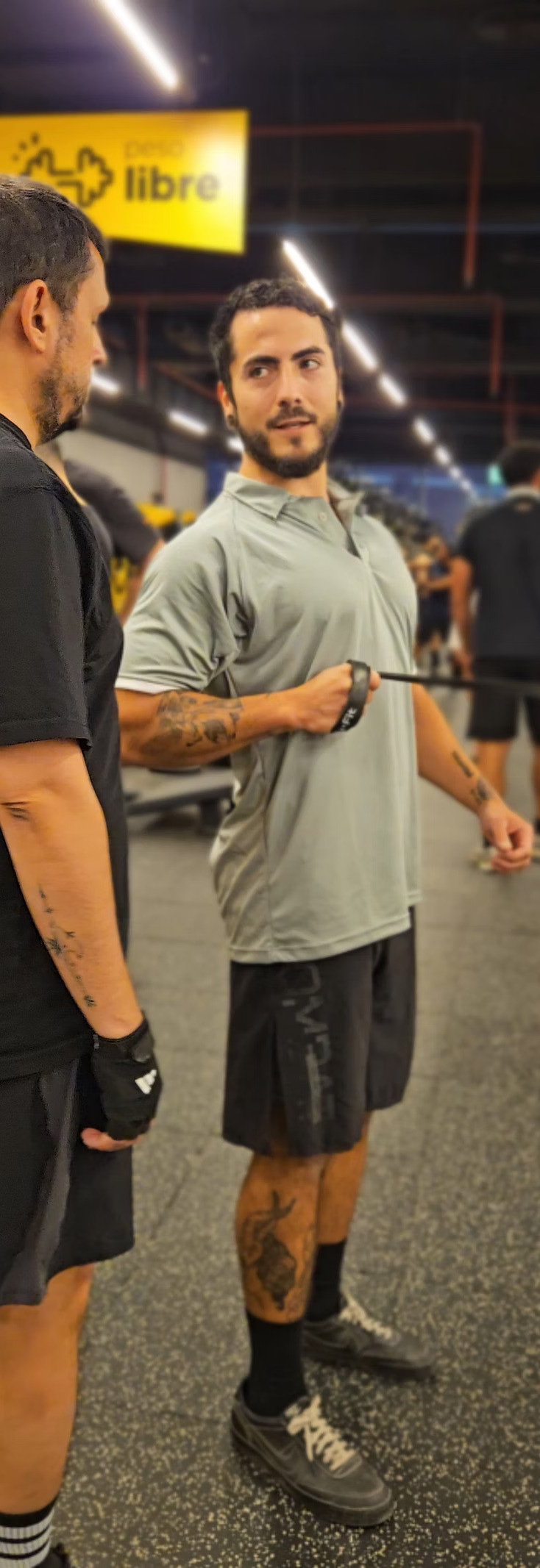 Nicolás Gajardo entrenando a un cliente en el gimnasio