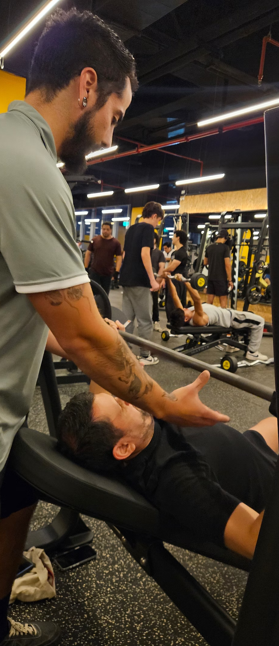 Nicolás Gajardo asistiendo a un cliente durante su entrenamiento